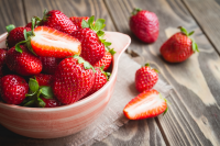 Keep ripening strawberries clean with a thick layer of straw